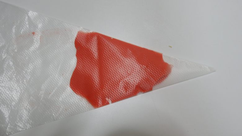 拯救零基础手残党—心形蛋糕卷,颜值新吃法,装入裱花袋,将裱花袋剪出一个小口