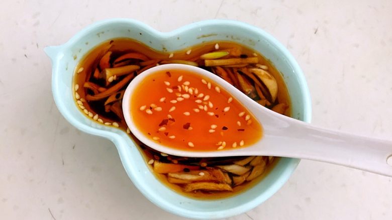 东北家常凉菜,加入红辣油和和少许<a style='color:red;display:inline-block;' href='/shicai/ 678'>白芝麻</a>,调匀