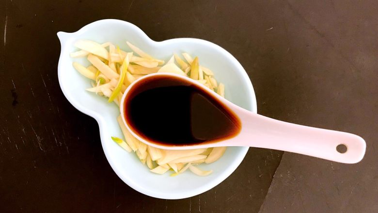 东北家常凉菜,调制碗汁:在蒜丝碗中加入<a style='color:red;display:inline-block;' href='/shicai/ 788'>生抽</a>