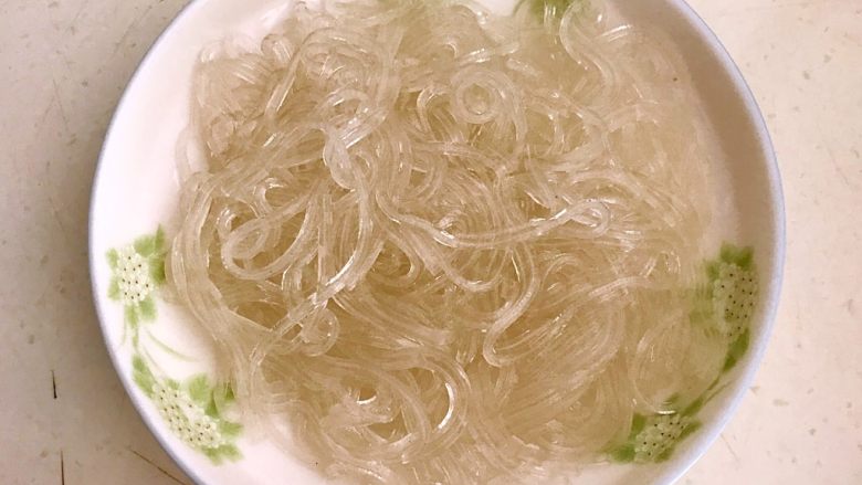 东北家常凉菜,水晶粉煮好后捞出来,用冷水过凉