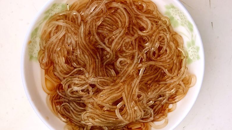 东北家常凉菜,在煮好的水晶粉中加入<a style='color:red;display:inline-block;' href='/shicai/ 750'>陈醋</a>调匀,这样可以避免水晶粉粘连