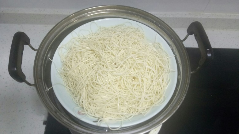 蒜台羊肉蒸面+胡萝卜、梨汁
,锅中放入适量水,水开后蒸15分钟。