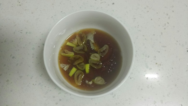 蒜台羊肉蒸面+胡萝卜、梨汁
,取1小碗，放入1勺生抽、适量<a style='color:red;display:inline-block;' href='/shicai/ 847'>香油</a>、<a style='color:red;display:inline-block;' href='/shicai/ 3250'>葱</a>、<a style='color:red;display:inline-block;' href='/shicai/ 756'>鸡精</a>、凉白开搅拌均匀。