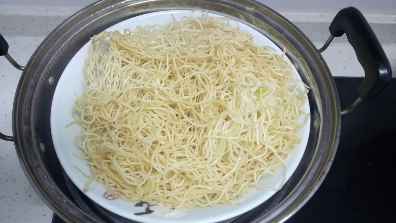 蒜台羊肉蒸面+胡萝卜、梨汁
,将调好的料汁倒入蒸面中,搅拌均匀,再蒸5分钟。