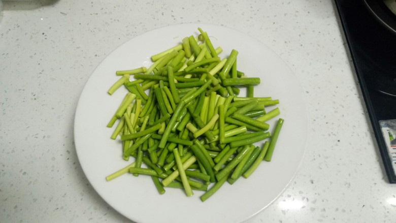蒜台羊肉蒸面+胡萝卜、梨汁
,蒜台洗净切断。