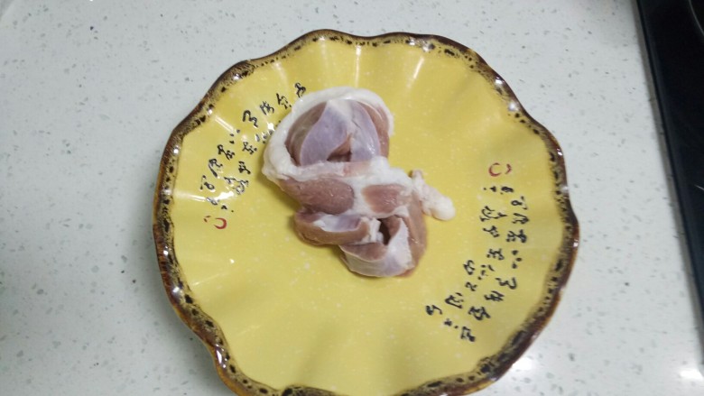 蒜台羊肉蒸面+胡萝卜、梨汁
,<a style='color:red;display:inline-block;' href='/shicai/ 329'>羊肉</a>洗净切片。