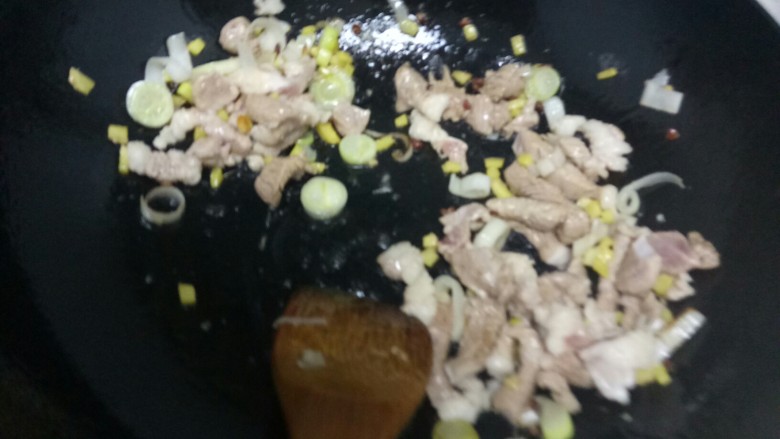 蒜台羊肉蒸面+胡萝卜、梨汁
,放入羊肉炒至变色。