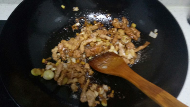蒜台羊肉蒸面+胡萝卜、梨汁
,加入老抽、盐搅拌均匀。