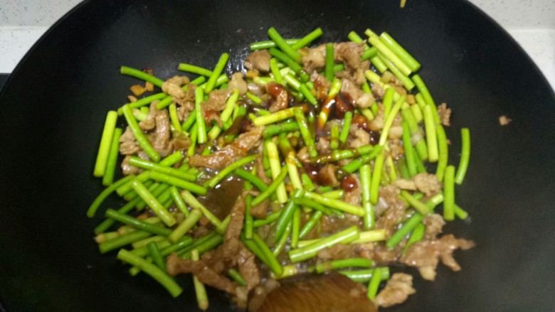蒜台羊肉蒸面+胡萝卜、梨汁
,加入蒜台搅拌均匀,加入适量耗油。