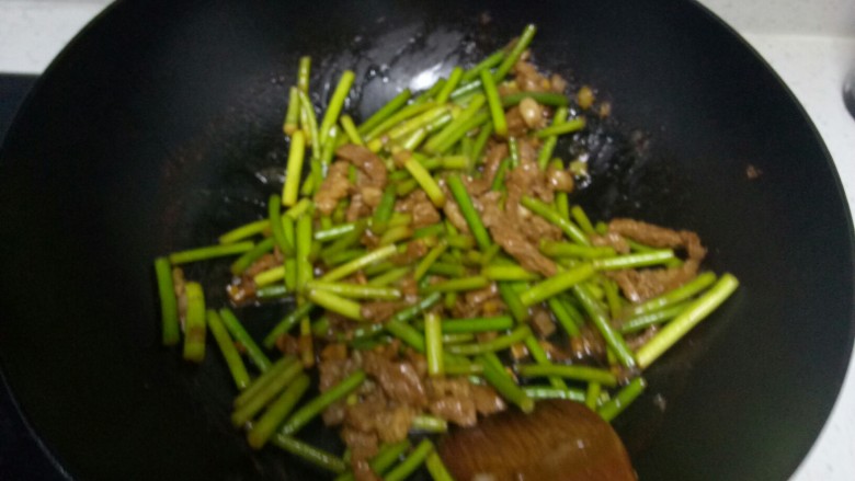 蒜台羊肉蒸面+胡萝卜、梨汁
,快速翻炒,蒜台断生后,加入鸡精搅拌均匀 。
