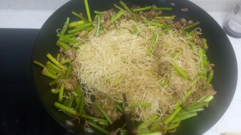 蒜台羊肉蒸面+胡萝卜、梨汁
,将蒸好的面倒入锅中搅拌均匀。