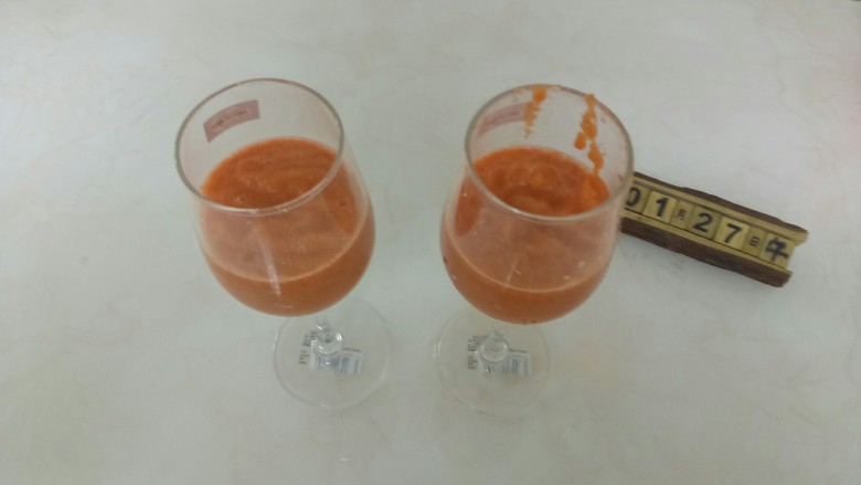 蒜台羊肉蒸面+胡萝卜、梨汁
,盛入杯中。