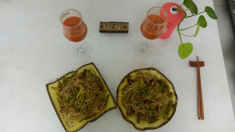 蒜台羊肉蒸面+胡萝卜、梨汁
,开吃了!