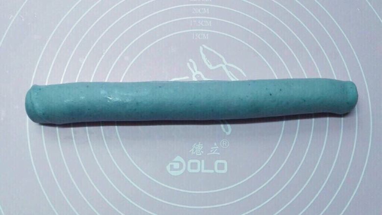花卷馒头,从一侧卷起来,卷好成筒状。