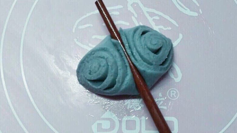 花卷馒头,取一份三角尖朝上,拿一根筷子在中间按压一下成花卷。