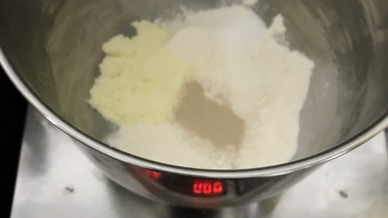 70%蜂蜜蛋白吐司,加入盐