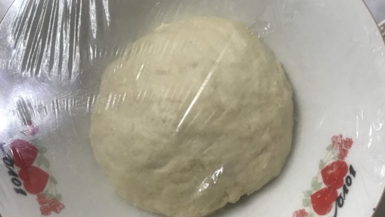 70%蜂蜜蛋白吐司,揉成无干粉的面团盖上保鲜膜室温下放置1小时,放入冰箱冷藏发酵17一36小时