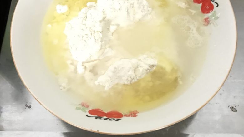 70%蜂蜜蛋白吐司,放入蛋白和温水