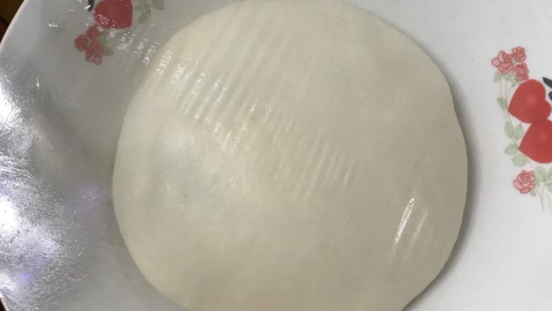 70%蜂蜜蛋白吐司,揉圆放入预先抹好油的容器里盖上保鲜膜送入发酵箱28度的环境松弛35一40分钟