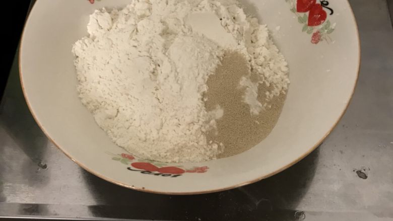70%蜂蜜蛋白吐司,把中种食材放入大碗里