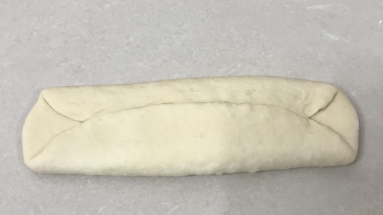 70%蜂蜜蛋白吐司,两边向中间折叠,用手掌压实