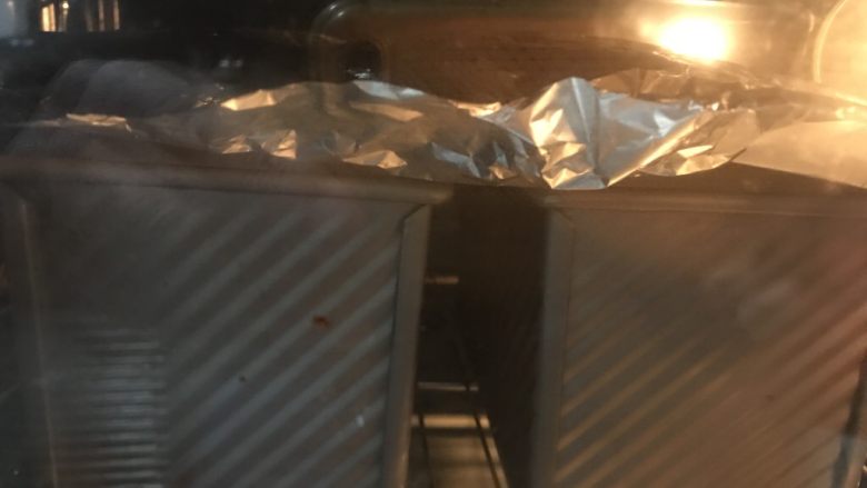 70%蜂蜜蛋白吐司,送进提前预热好的烤箱中下层上下火175度40分钟,表面稍有上色立即加盖锡纸