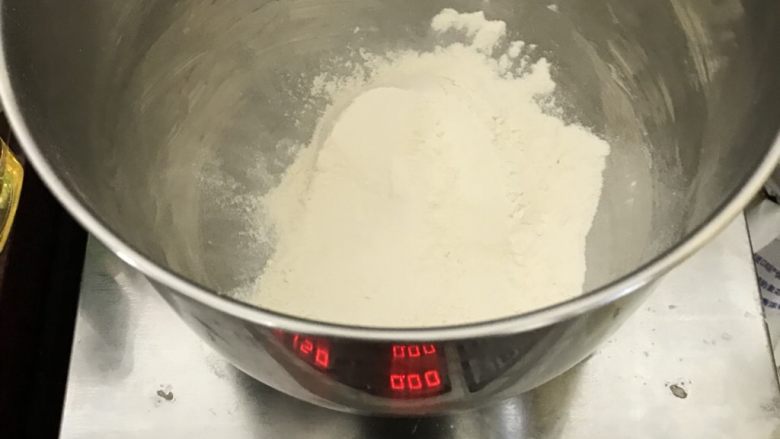 70%蜂蜜蛋白吐司,把主面团高筋面粉放入厨师机桶里