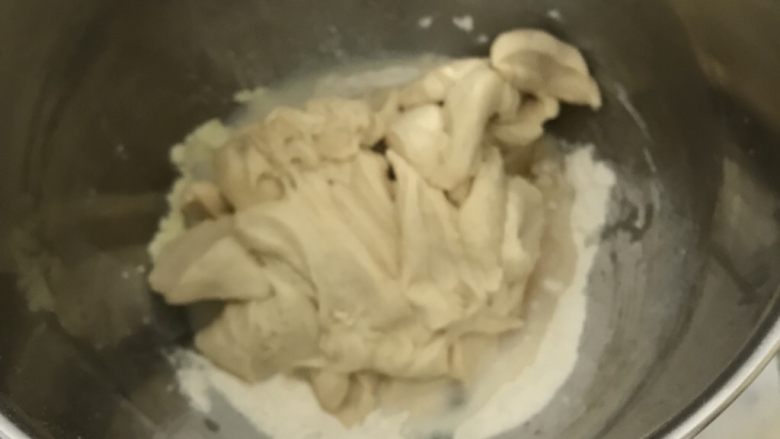 70%蜂蜜蛋白吐司,加入切小块的中种面团