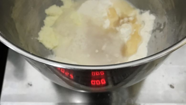 70%蜂蜜蛋白吐司,加入温水