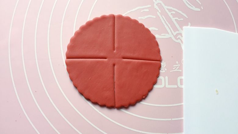 红花馒头,如图:用刀将圆面饼均匀地切成四等份,中间留一点不要切断。