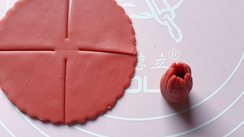 红花馒头,如图:用厨房专用小剪刀在圆锥的顶部剪开成十字形。