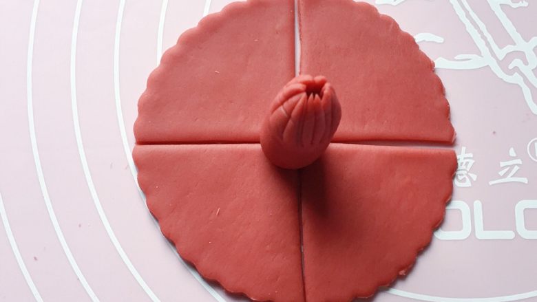 红花馒头,如图:剪好后,放在切好的圆面饼中间做花芯。