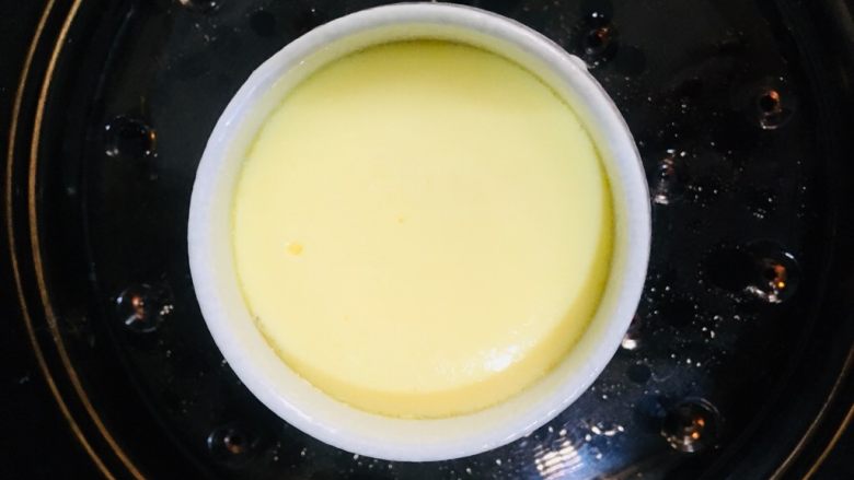 茶碗蒸,将蛋蒸到半熟的时候,掀开盖子