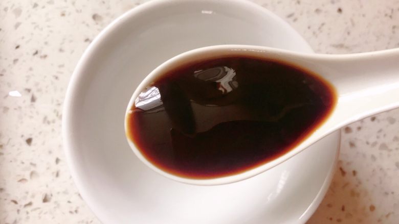 培根卷金针菇,调制酱料:倒一调羹<a style='color:red;display:inline-block;' href='/shicai/ 721'>蚝油</a>