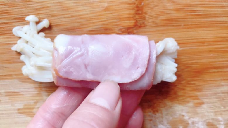 培根卷金针菇,从一头卷起来,卷紧实一点
