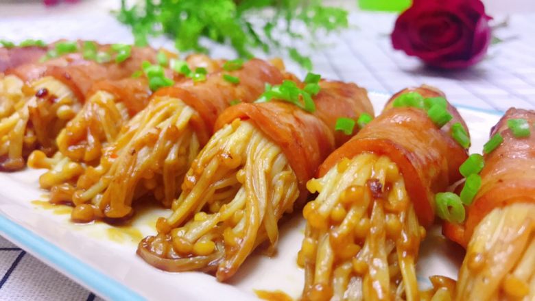 培根卷金针菇,色香味俱全,可以开吃啦😋😋😋!