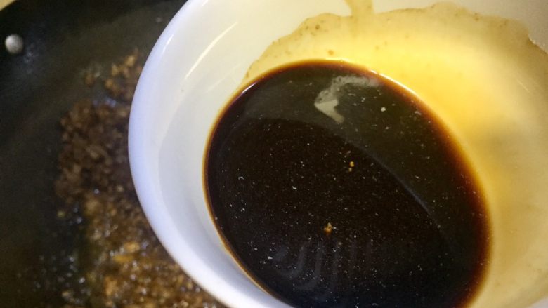好滋味炸酱肉沫(馅),小火,倒入6勾芡汁