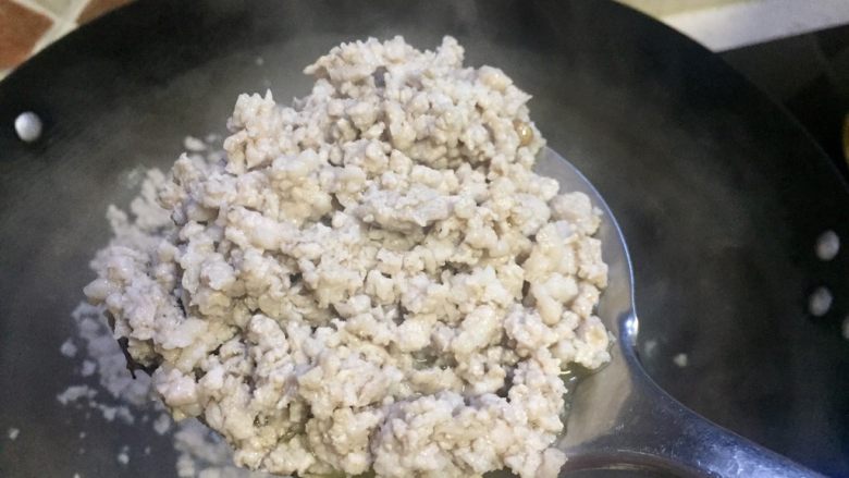 好滋味炸酱肉沫(馅),将肉沫炒散炒白,炒香炒出油水