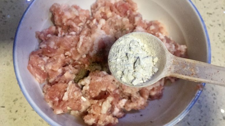 好滋味炸酱肉沫(馅),放入半勺淀粉