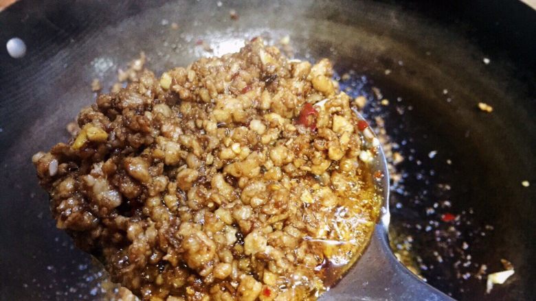 好滋味炸酱肉沫(馅),炒出红油色,炒香