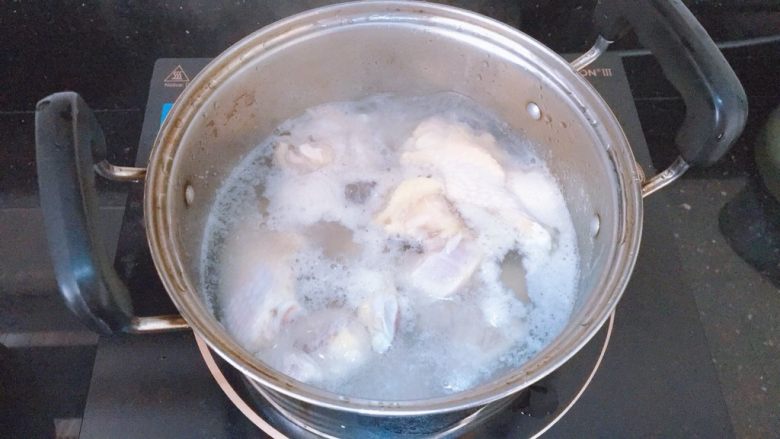 可乐土豆烧鸡翅,<a style='color:red;display:inline-block;' href='/shicai/ 96'>鸡翅</a>入冷水焯一下,撇去浮末