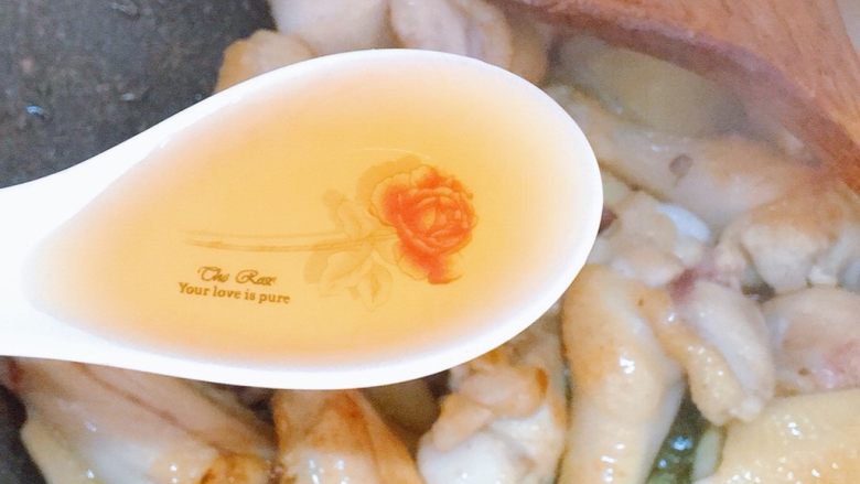 可乐土豆烧鸡翅,加一茶匙<a style='color:red;display:inline-block;' href='/shicai/ 718'>料酒</a>翻炒