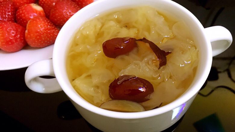 红枣银耳汤,一道美味营养的红枣银耳汤就做好啦,夏天也可以放冰箱,冷藏一下再喝味道更好哦!
