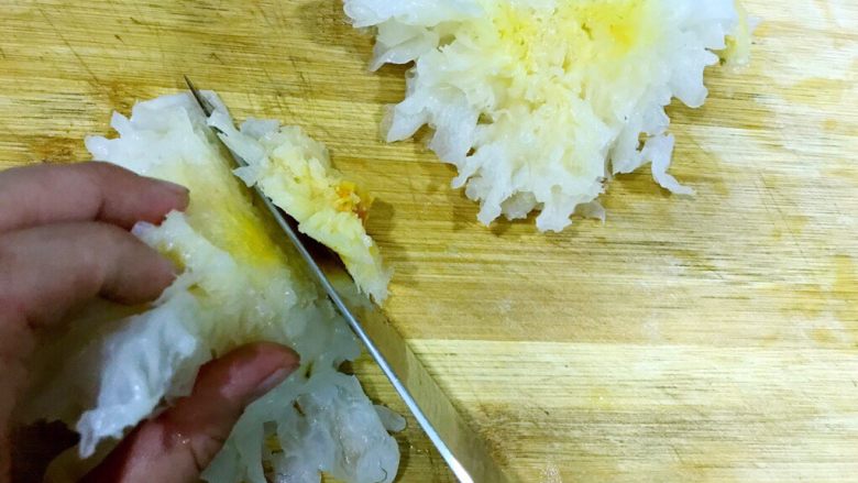 红枣银耳汤,银耳去蒂,切除根部。
