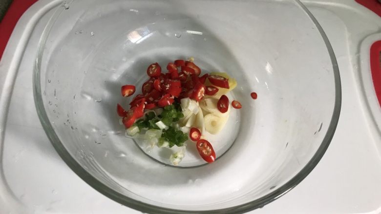 香辣鸡爪,配料装入大碗中