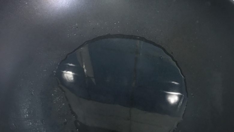 香辣鸡爪,锅中倒入油烧至七成热