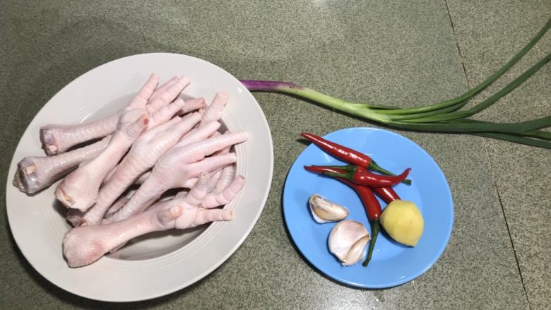 香辣鸡爪,<a style='color:red;display:inline-block;' href='/shicai/ 89'>鸡爪</a>剪去指甲洗干净备用 准备好配料