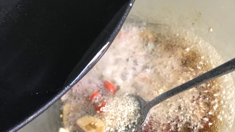 香辣鸡爪,热油浇在调好的料汁里
