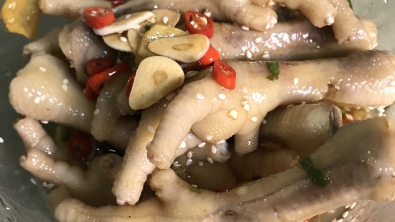 香辣鸡爪,搅拌均匀 腌制20分钟入味