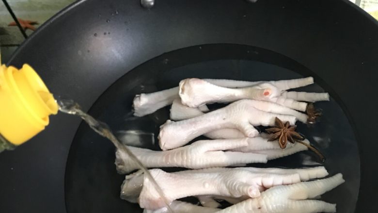 香辣鸡爪,锅中加水 鸡爪冷水下锅 加两个八角 适量料酒去腥